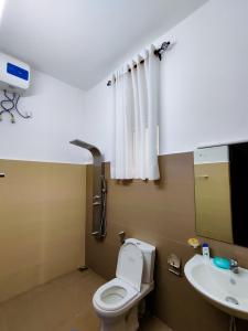 a bathroom with a toilet and a sink at Shan Stay in Moratuwa