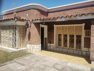 una casa de ladrillo con una puerta delante de ella en Casa Argenta en Córdoba