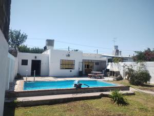 una casa con piscina en el patio en Casa Argenta en Córdoba