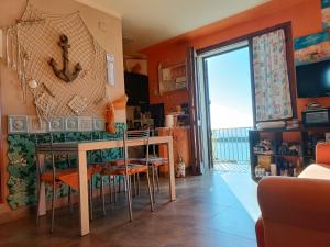 eine Küche mit einem Tisch und Stühlen im Zimmer in der Unterkunft Casa Vacanze Marina di Pisa Catola in Marina di Pisa