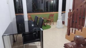 Kandy River Garden في كاندي: غرفة معيشة مع طاولة وكراسي في غرفة