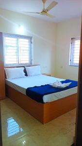 Un ou plusieurs lits dans un hébergement de l'établissement Hotel Golden Homes Inn Puri