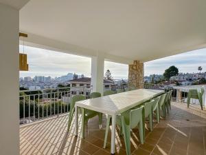 een witte tafel en stoelen op een balkon bij Luna dreams in Peñíscola