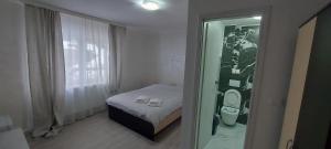 Giường trong phòng chung tại Antic house