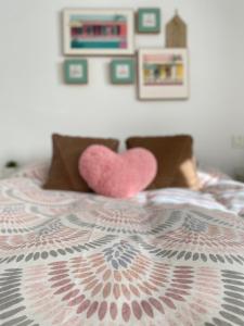dois corações sentados em cima de uma cama em Preciosa habitación del Flamenco-Zona Palacio de Congresos y metro em Granada