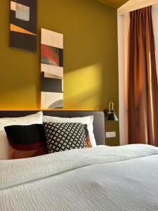 Een bed of bedden in een kamer bij 3 min walk-MEIR Cozy 3-4BR house
