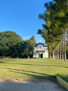 un bâtiment dans un champ avec des arbres au premier plan dans l'établissement Casa quinta , ideal descanso, 