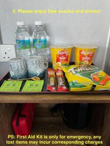 półka z jedzeniem i butelkami wody w obiekcie MostPopular!!! Hay Cafe TranquilFields - OnlyYou with Hay, Rentable For Event w mieście Sekinchan