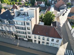 una vista aérea de un edificio en una ciudad en Heights of Kortrijk, en Cortrique