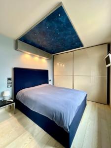 1 dormitorio con 1 cama grande y techo de estrellas en La Maison de Elena Tuscany, en Montepulciano