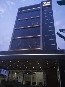 um edifício com um sinal na lateral em Hotel JVW Arena em Motīhāri
