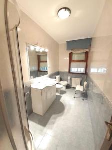 une salle de bain avec un lavabo et deux toilettes et un miroir dans l'établissement Acogedora casa cerca de Marín, à Pontevedra