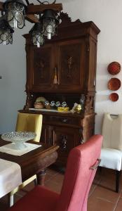 una sala da pranzo con tavolo e sedie in legno di Su Carreri ad Armungia