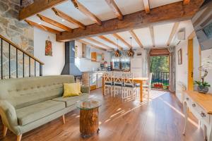 uma sala de estar com um sofá e uma mesa em Casa Rural La Chopera del Jerte em Jerte