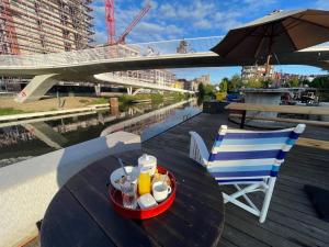 una bandeja de comida sentada en una mesa junto a un río en Boat & Breakfast Bellevue, en Gante
