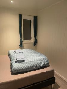 ein Schlafzimmer mit einem Bett mit Handtüchern darauf in der Unterkunft Paradis med mange muligheter! 