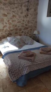 Ένα ή περισσότερα κρεβάτια σε δωμάτιο στο Studio indépendant dans Ferme Equestre