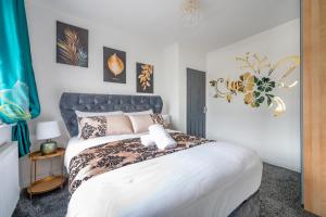 um quarto com uma cama grande num quarto em *RB75L* For your most relaxed & Cosy stay + Free Parking + Free Fast WiFi * em Hunslet