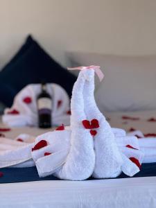 a pair of towels sitting on top of a bed at Hotel Palais Barichara in Barichara