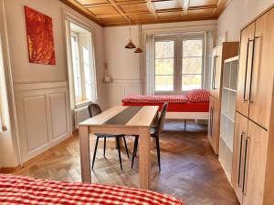 a dining room with a table and a couch at Revier Kanzlei im Hazzo in Hätzingen