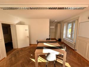 a room with tables and chairs and a window at Revier Kanzlei im Hazzo in Hätzingen