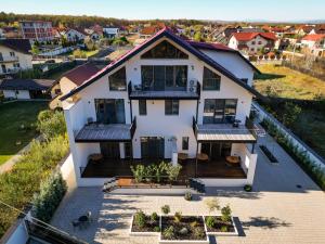 una vista aérea de una casa con balcón en Forest Boutique, en Piteşti