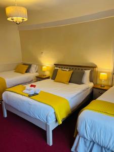 Postel nebo postele na pokoji v ubytování Crown Hotel Brackley