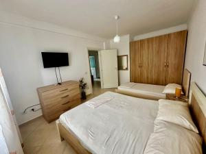 1 dormitorio con 1 cama y TV de pantalla plana en Villa Arberia, en Durrës