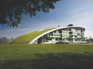 ein großes Gebäude mit einem Grasfeld davor in der Unterkunft Sann's Lodge in Putrajaya
