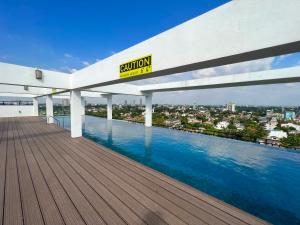 可倫坡的住宿－Modern apartment in Colombo，一座建筑的顶部,设有一座游泳池