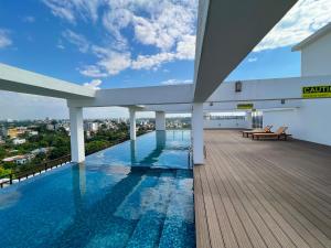 可倫坡的住宿－Modern apartment in Colombo，建筑物屋顶上的游泳池