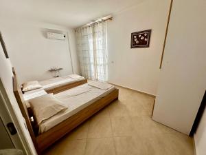 1 dormitorio con 1 cama grande en una habitación en Villa Arberia, en Durrës