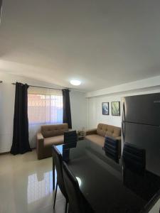 ein Wohnzimmer mit einem Sofa und einem Tisch in der Unterkunft Tranquilo, Central y acogedor in San José