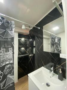 ein Bad mit einem Waschbecken und einem Spiegel in der Unterkunft Tranquilo, Central y acogedor in San José