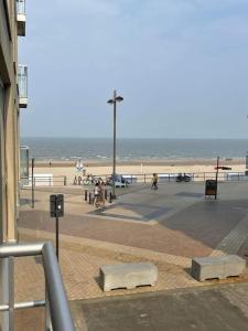 a view of a beach with the ocean in the background at Studio met zeezicht Middelkerke in Middelkerke