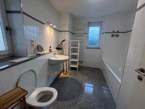 Phòng tắm tại LIBORIA I Villa mit Seeblick 10min vom See