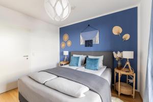 1 dormitorio con paredes azules y 1 cama grande en EDLER WOHNRAUM Panoramablick 3 Schlafzimmer mit Boxspringbetten Klimaanlagen Kaffeevollautomat & Tiefgarage mit E-Ladestation, en Graz
