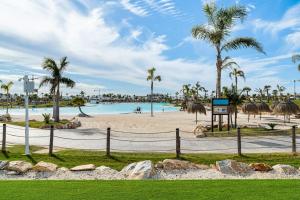 - une plage avec des palmiers et une piscine dans l'établissement Sunrise Santa Rosalia Terrace, à Murcie