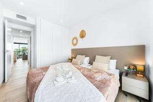 een slaapkamer met een groot bed met schoenen erop bij Sunrise Santa Rosalia Terrace in Murcia