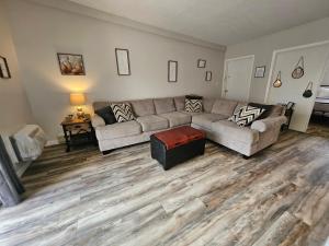 Prostor za sedenje u objektu Spacious 3 bedroom Condo Close to Weirs Beach!!