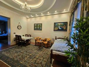 Una sala de estar con una mesa y un comedor. en Zemun Center LUX 3 bedroom, en Belgrado