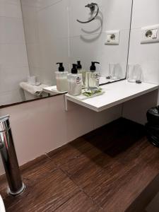 ein Bad mit einem Waschbecken und einem Spiegel in der Unterkunft Audencia del Mar in La Paloma