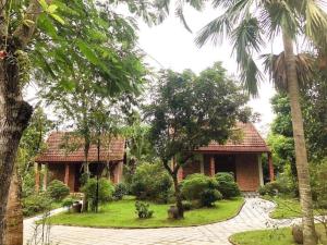 una casa con un jardín atroz con palmeras en Son Home Garden en Hue