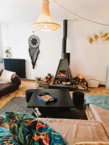 uma sala de estar com um fogão no meio de uma sala em Maison au coeur du village de la Salvetat sur Agout em La Salvetat