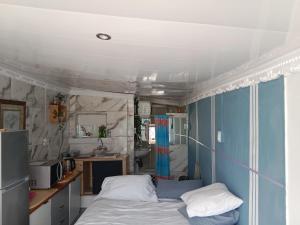 Cape Town的住宿－Cozy Private En Suite Studio，一间带床和水槽的小卧室