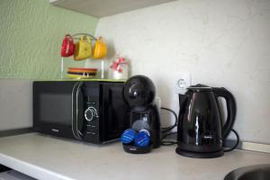 encimera de cocina con cafetera y microondas en LianaApartament en Sandanski