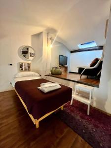 1 dormitorio con 1 cama y 1 silla en una habitación en Cascina La Botanica, en Crescenzago