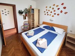 ein Schlafzimmer mit einem großen Bett mit blauer Bettwäsche in der Unterkunft Beautiful apartment with picturesque view and free parking in Portorož