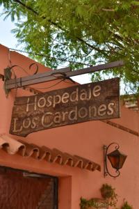 una señal para un hospitalario los carlosarios en Hospedaje Los Cardones en Cafayate