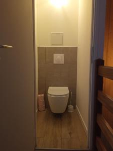サン・ヴァレリー・シュル・ソンムにあるAu Pied Des Rempartsのバスルーム(照明付きトイレ付)